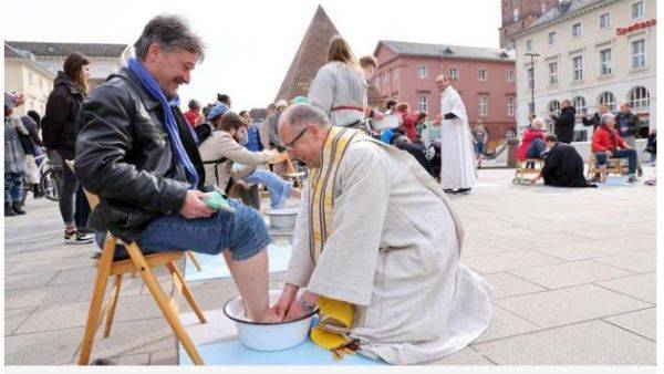 Ökumenische Citykirchenarbeit lädt zur Fußwaschung auf den Markplatz