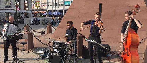 Fächersegen Karlsruhe - Aktion der Citykirche - Abendmahl am Marktplatz mit musikalischer Begleitung mit der Band Pizziacto Blue