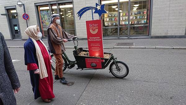 Fächersegen Maria und Josef in der Stadt unterwegs