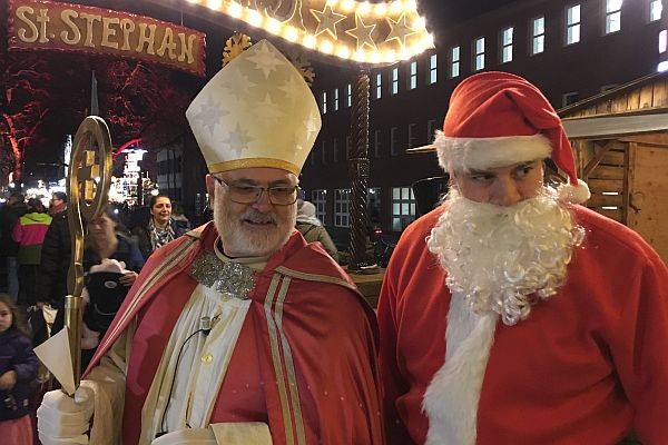 Der Weihnachtsmann auf dem Weihnachtsmarkt in Karlsruhe bei der Kirche St. Stephan - von der Ökumenischen Citykirchenarbeit