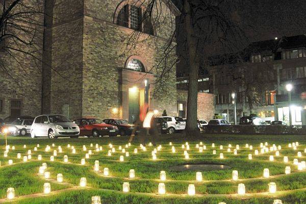 Karlsruhe Beleuchtetes Labyrinth neben Kirche St. Stephan